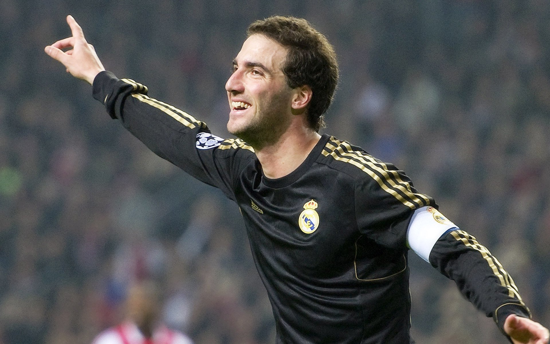 米兰体育app在线下载-球员赛季表现成舆论焦点，本赛季球员数据